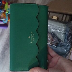 Like New. Kate Spade Emerald Green Wallet. Looks brand new    Gorgeous. EUC.